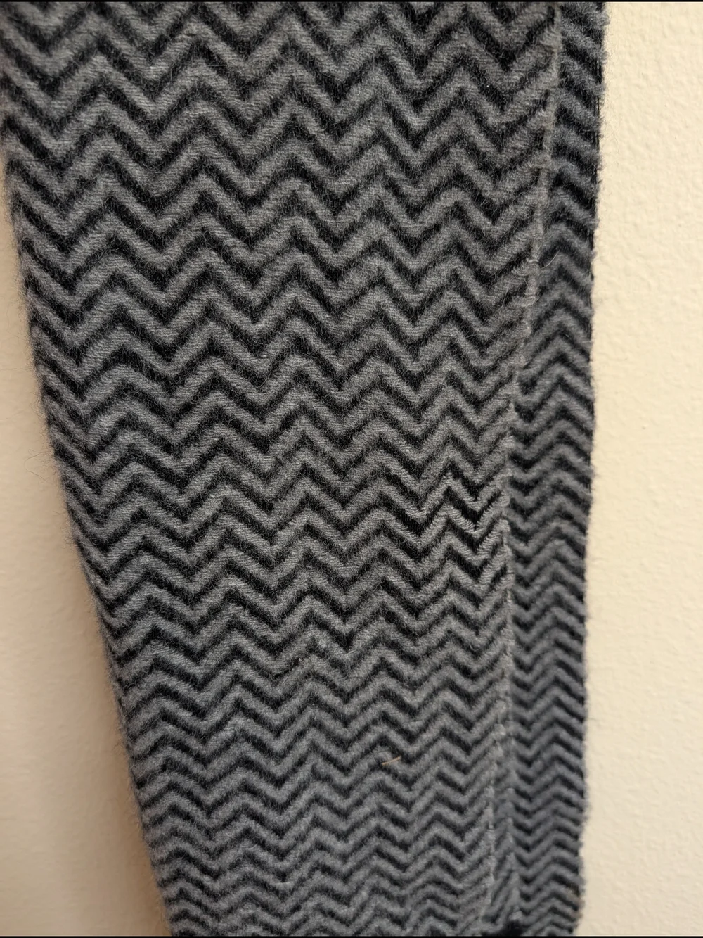 Joseph Abboud 100% Cashmere Scarf | Gray Black Chevron Herringbone | Fringe